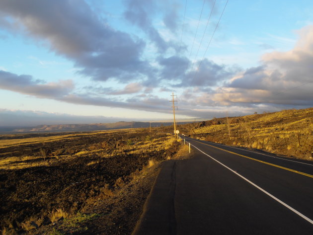 Prachtig schaduwspel van de ondergaande zon met het schitterende vulkanische landschap van Big Island Hawaii