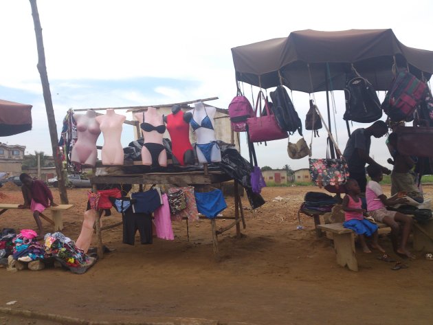 De plaatselijke lingerie shop langs de weg