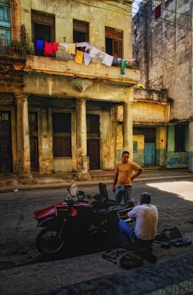 De doe-het-zelf monteur in oud-Havana