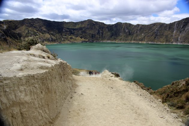 Kinderen rennen naar het Quilotoa meer 