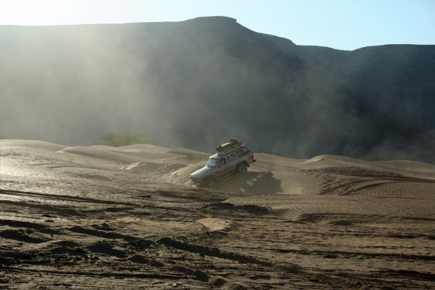 Landcruiser in de woestijn