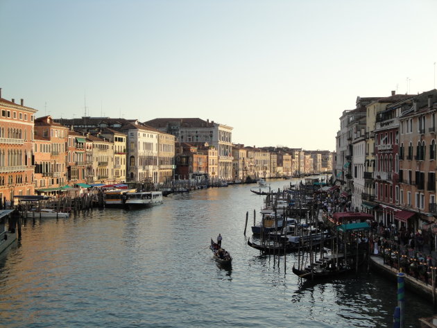 zonsondergang in de smalle waterweggetjes van Venetië