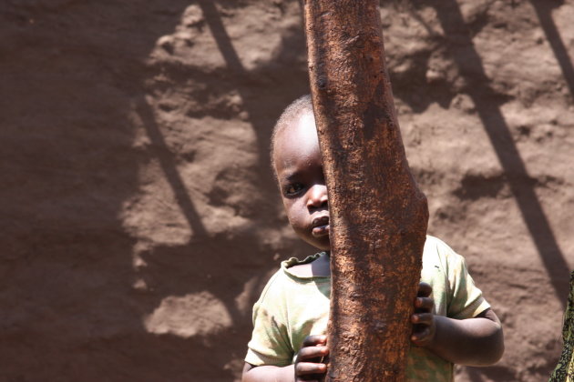 verlegen jongetje in Gulu, Oeganda