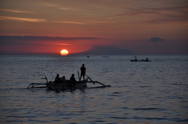 Lombok met zicht op Bali bij zonsondergang