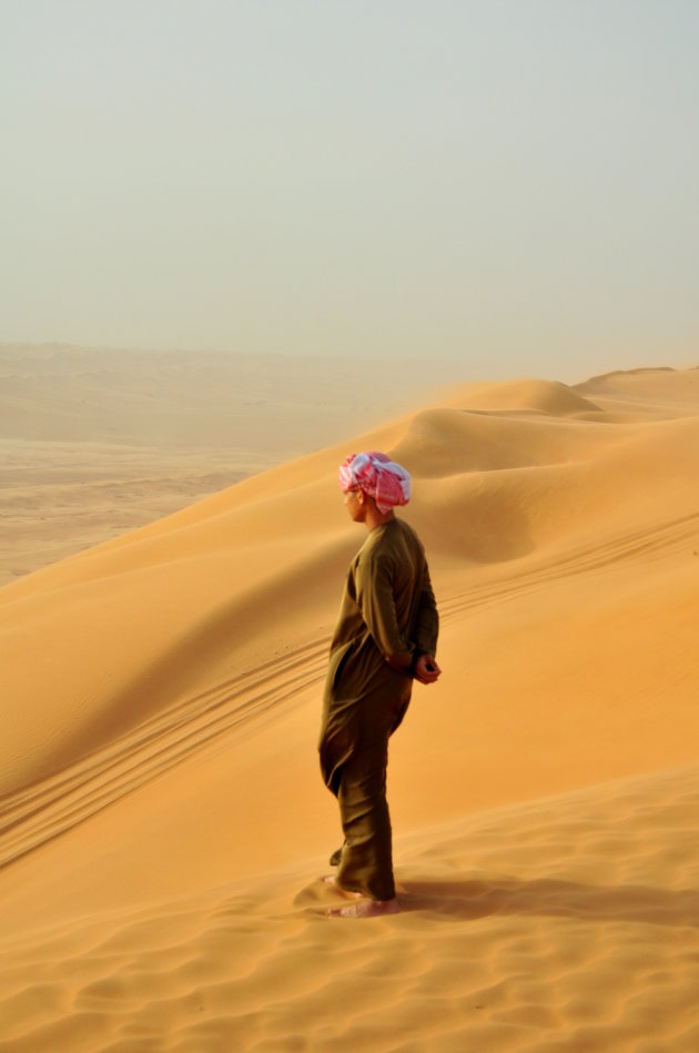 wachten op de zonsondergang in de woestijn in Oman