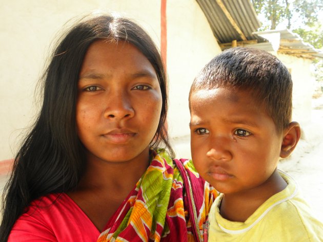 Een moeder met zoon van een stam in het noorden van Bangladesh