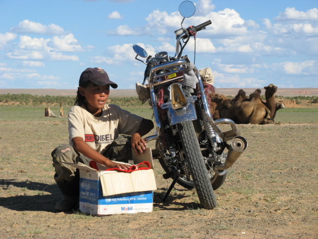 jongen met brommer in Mongolië