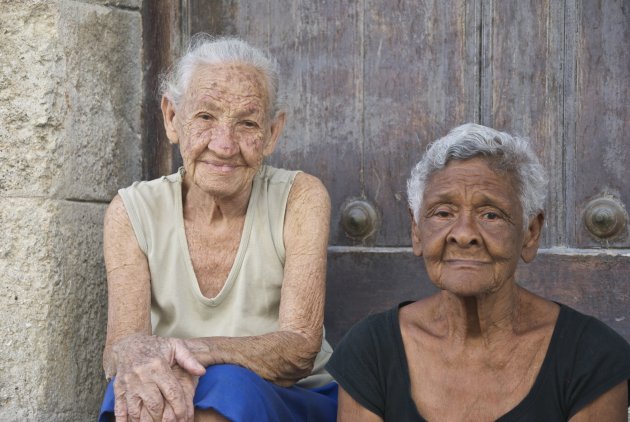 Twee oude vrouwen in Habana Vieja