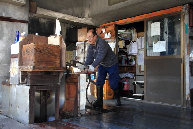 ijsverwerker op Tsukiji vismarkt