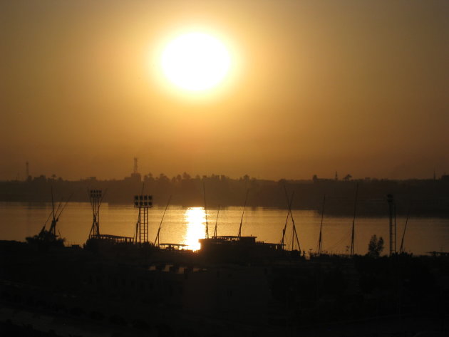 Zonsopkomst boven Luxor