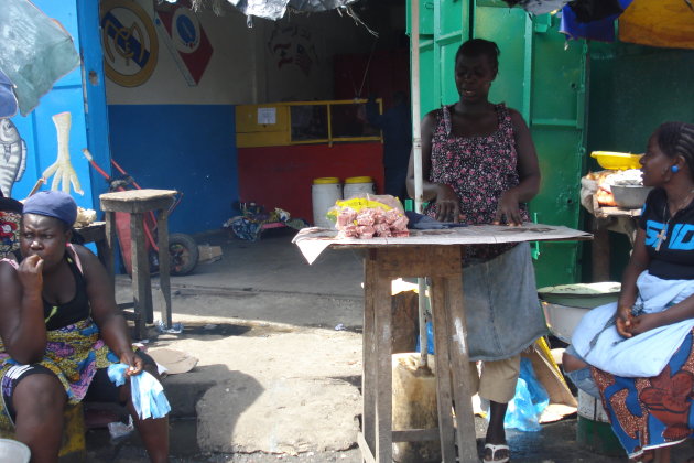 De lokale verkoopsters op de Monrovia markt