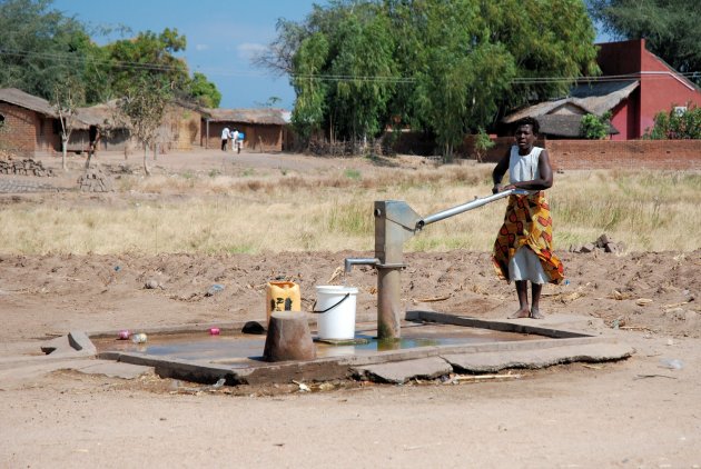 Water oppompen uit een waterput