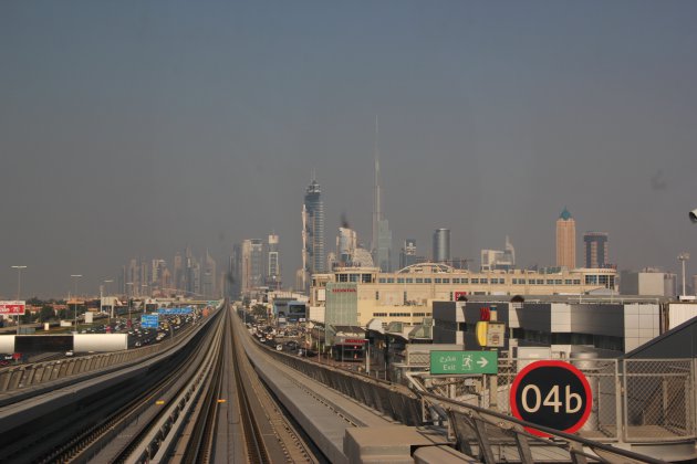 Skyline van Dubai vanuit metro