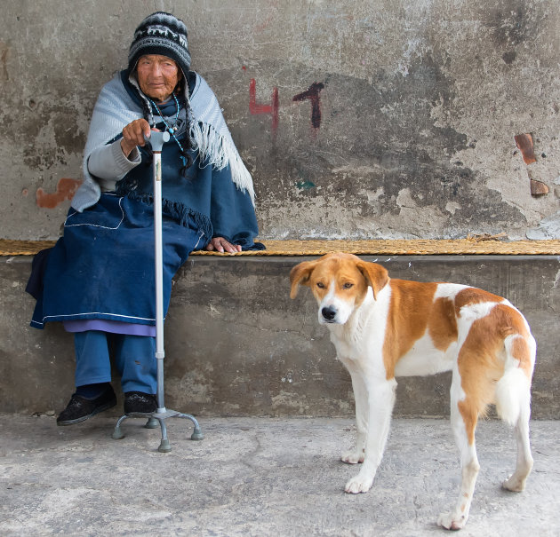 Oud vrouwtje met haar hond in Otavola 