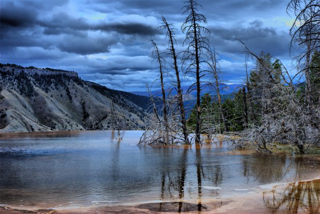 Dreigende lucht over Mammoth Springs