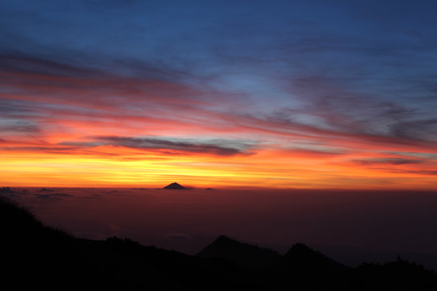 De mooiste zonsondergang op de Rinjani vulkaan