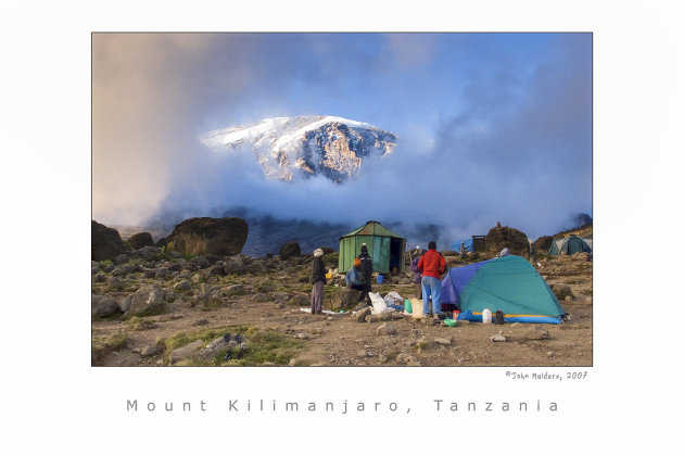 Kilimanjaro in de wolken