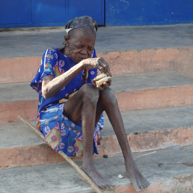 Oude vrouw in noorden van Togo