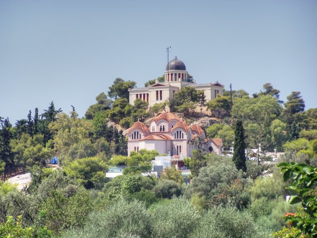 Acropolis verscholen in het groen