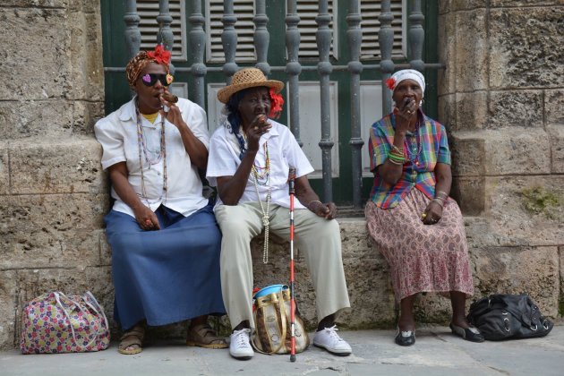 Smoking ladies in 'La Habana' 