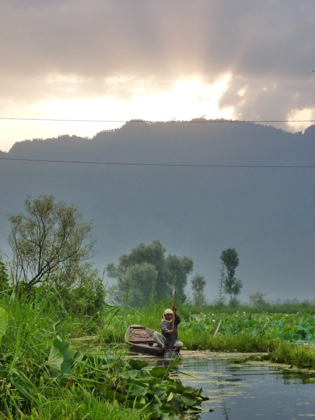 Vrouw op Dal Lake Srinagar