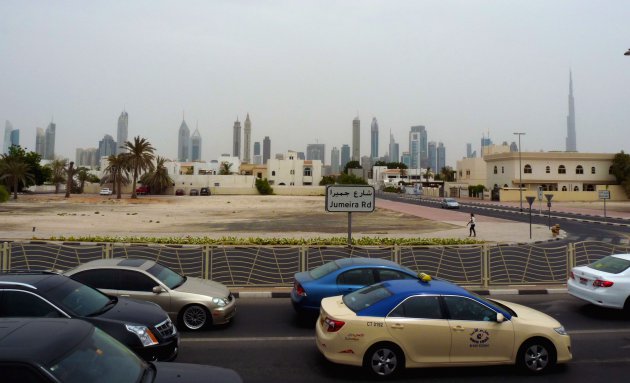 De skyline vanuit de file in Dubai