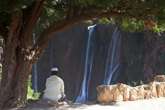 Mijmerende jongeman bij de watervallen van Ouzoud