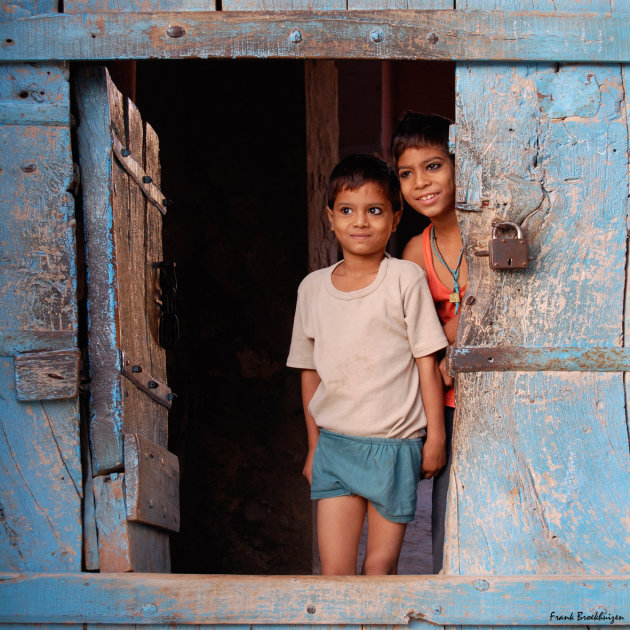 kinderen uit India in deur opening