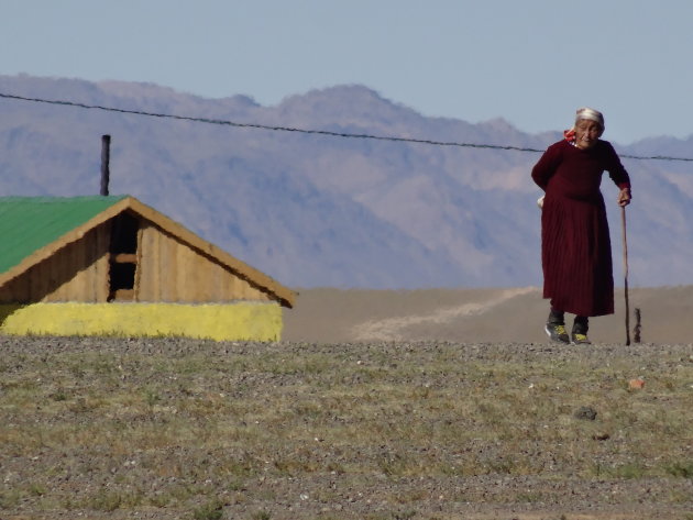 Oude vrouw in de hitte van Zuid-Mongolië (Gobi-woestijn)