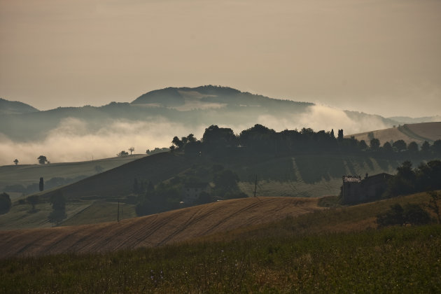 Laaghangende bewolking in het dal bij Pergola