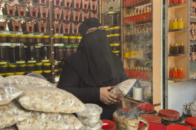 Verkoopster van wierook in Salalah, Oman