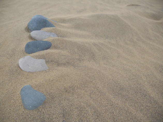 Stenen in het zand