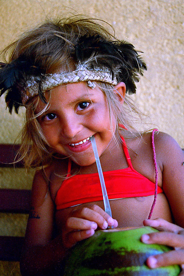 Pataxo meisje met cocosnoot