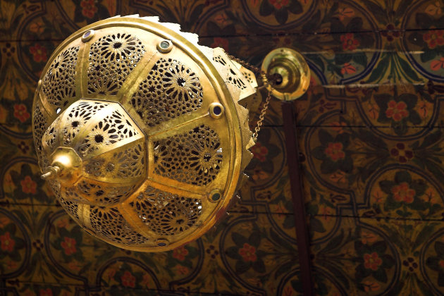 De lamp en plafond van het prieeltje in de tuin van de Riad