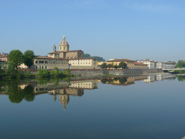 Spiegelbeeld in de Arno