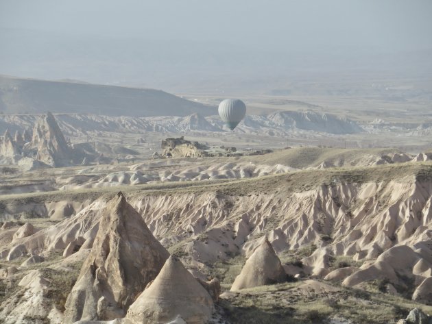 luchtballon boven tufsteenlandschap