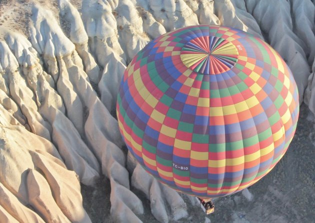 uitzicht op een luchtballon vanuit een luchtballon die hoger hangt