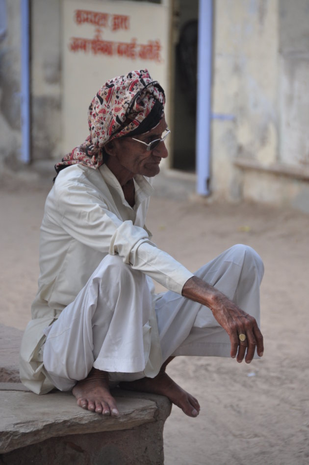 Man heeft een rustplaats gevonden op de markt van Delhi