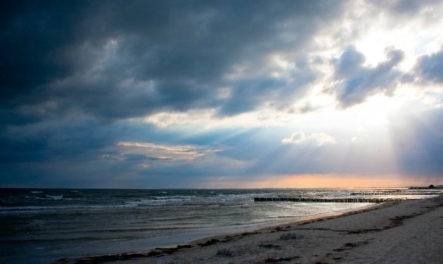 Donkere wolken op het strand bij het eiland Møn