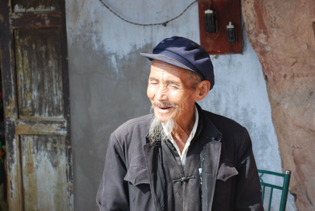 Verlegen Chinese man bewaakt een tempel