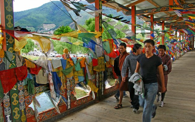 Vlaggenbrug naar de markt in Thimpu