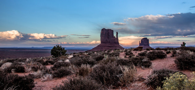 Monument Valley in de schemering