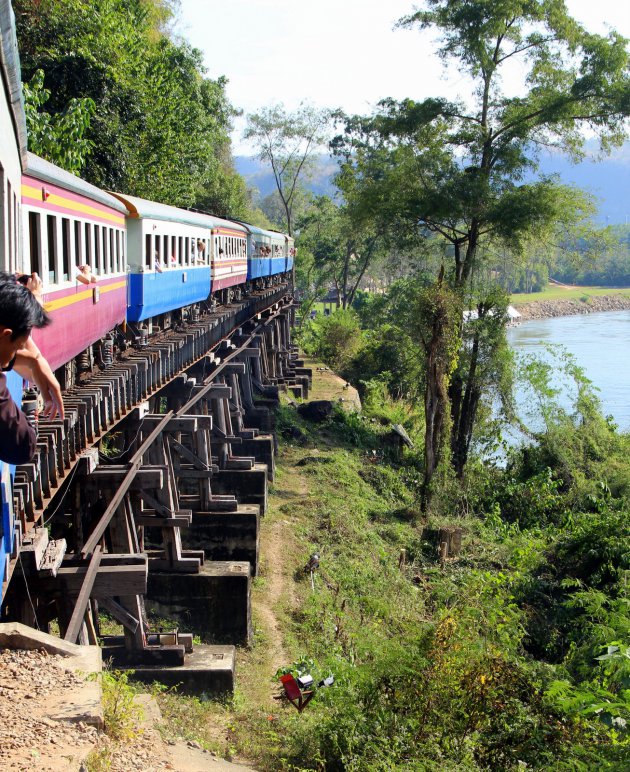 Trein over de river kwai brug