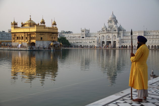 Wacht bij gouden tempel