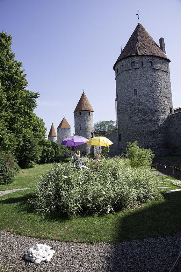 Tallinn, stadswal met kunst tentoonstelling