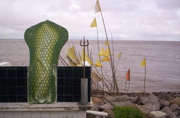 offerplek naast de hindoetempel aan de zeedijk van Nickerie