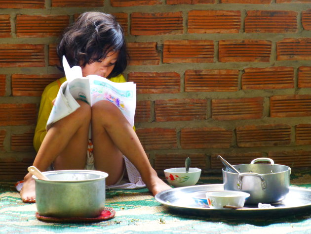 Vietnamees meisje en haar huiswerk