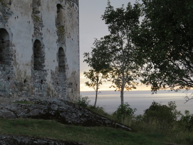 Ruine aan groot meer in Zweden