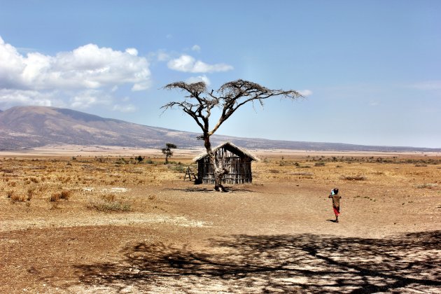 Masai jongen onderweg naar school