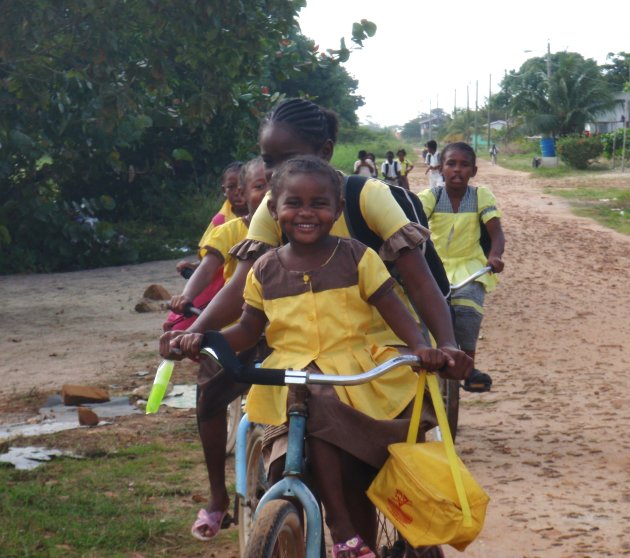 Kinderen onderweg naar school